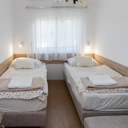 Fausztland Замарди